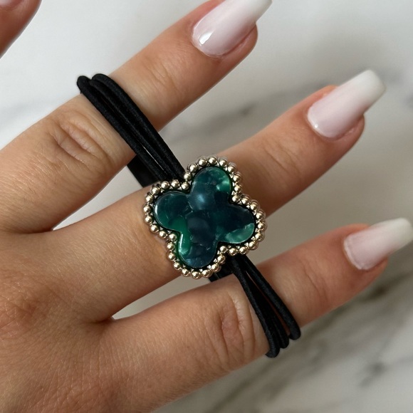 Cute luxury clover mother of Pearl gold hair tie / scrunchie - Picture 7 of 8